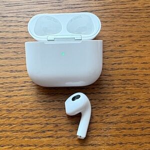 Apple White Wireless Earbud with Charging Case